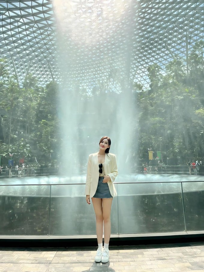 Hoa hậu Đỗ Hà chuộng váy siêu ngắn, khoe chân dài 1,1m - Ảnh 1